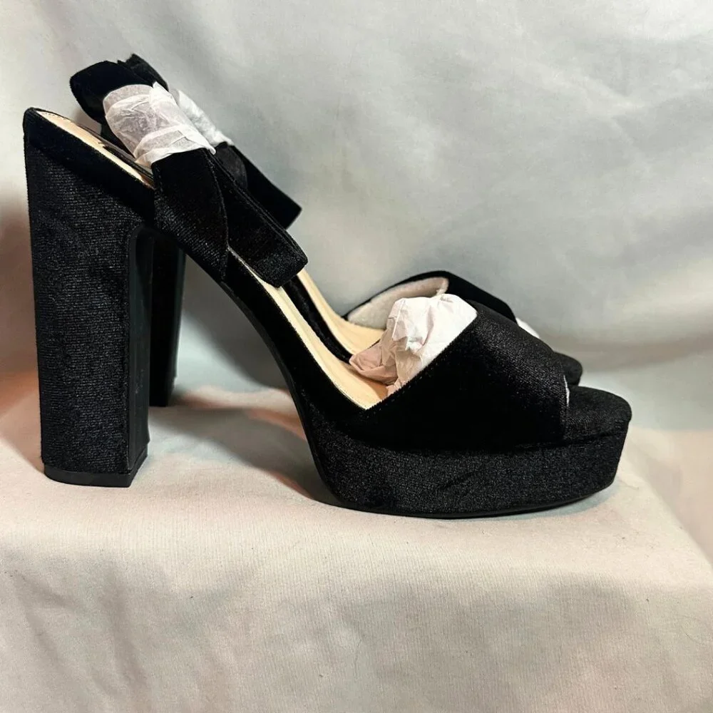 NIB |French Connection | Taryn platform sandals in black velvet